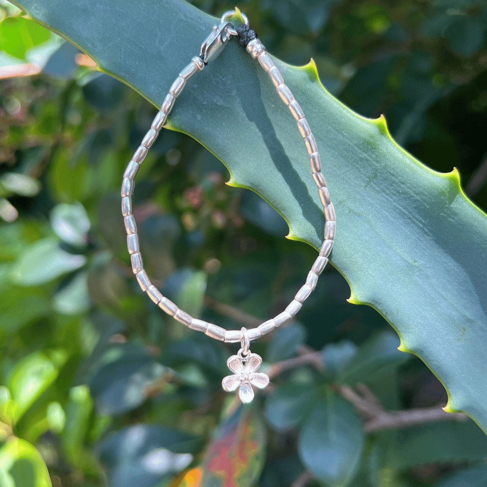 Are you looking for the perfect piece of jewellery to add to your collection? Look no further than our customisable bracelet with Hill Tribe silver beads! Each bracelet features stunning Hill Tribe silver beads, expertly crafted by the skilled artisans of Northern Thailand. But the real beauty of this bracelet lies in its ability to be personalised to your taste.