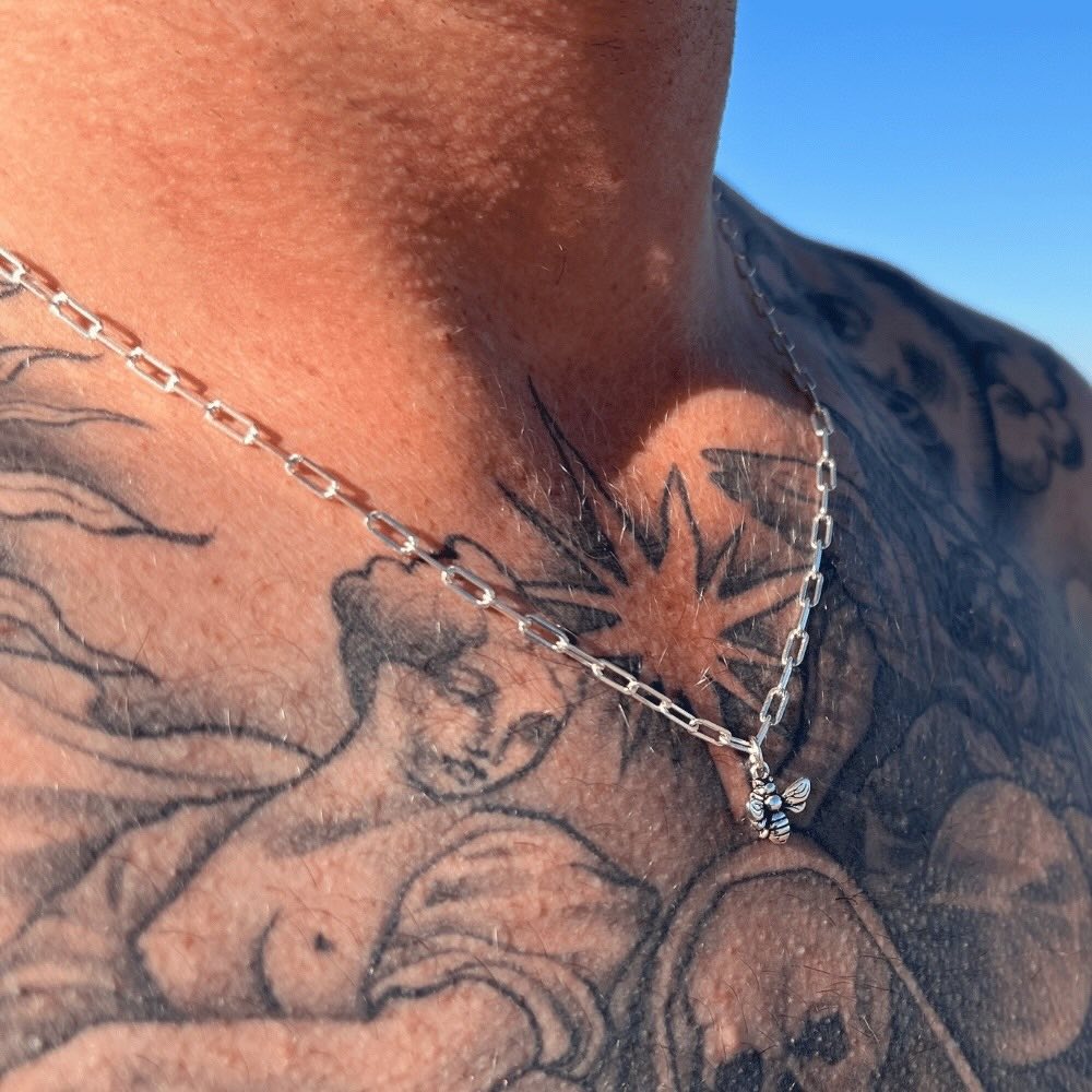 Introducing the ultimate accessory for personalisation: the customisable necklace! Our small paperclip chain offers a delicate and stylish look that will elevate any outfit. But the best part is that you get to choose your own charm!