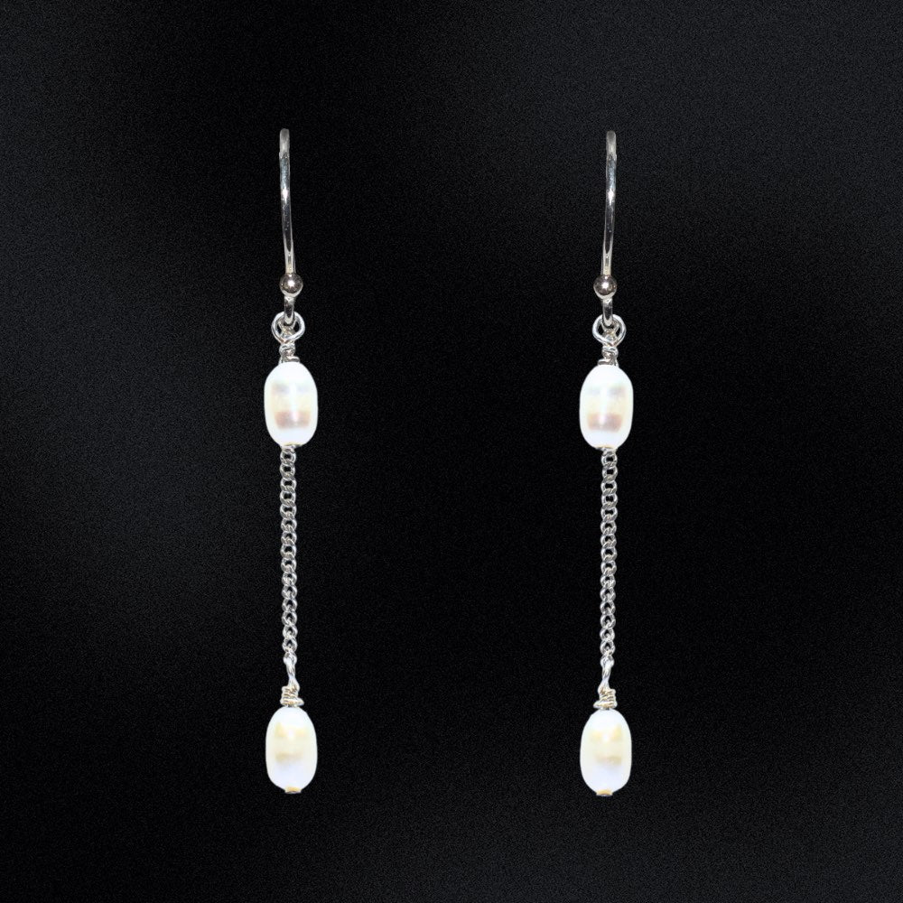 Crafted with care and precision, these earrings exude sophistication and class like no other. Featuring a sleek and elegant curb chain, these earrings have been perfectly accented with the most exquisite and luminous freshwater pearls. Each pearl has been chosen for its radiant sheen and stunning round shape, which gives off a truly magnificent glow.