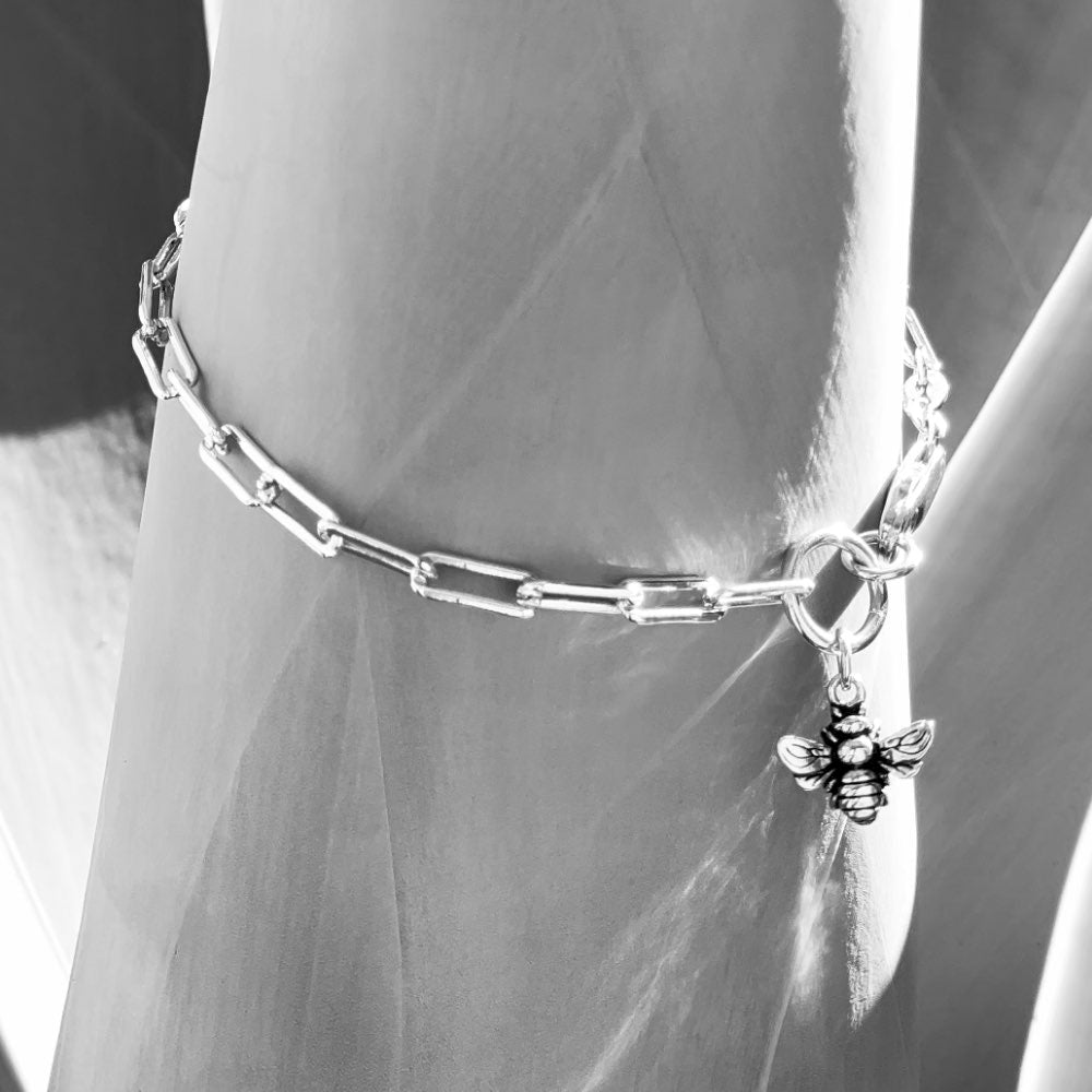 This piece of jewellery is a perfect accessory for both men and women, embodying the ultimate combination of class and sophistication. Made with high-quality sterling silver, this bracelet is designed to stand the test of time. Finished with a secure lobster clasp, this bracelet will stay safely on your wrist all day.