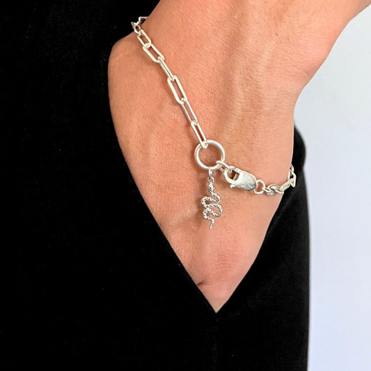 This piece of jewellery is a perfect accessory for both men and women, embodying the ultimate combination of class and sophistication. Made with high-quality sterling silver, this bracelet is designed to stand the test of time. Finished with a secure lobster clasp, this bracelet will stay safely on your wrist all day.