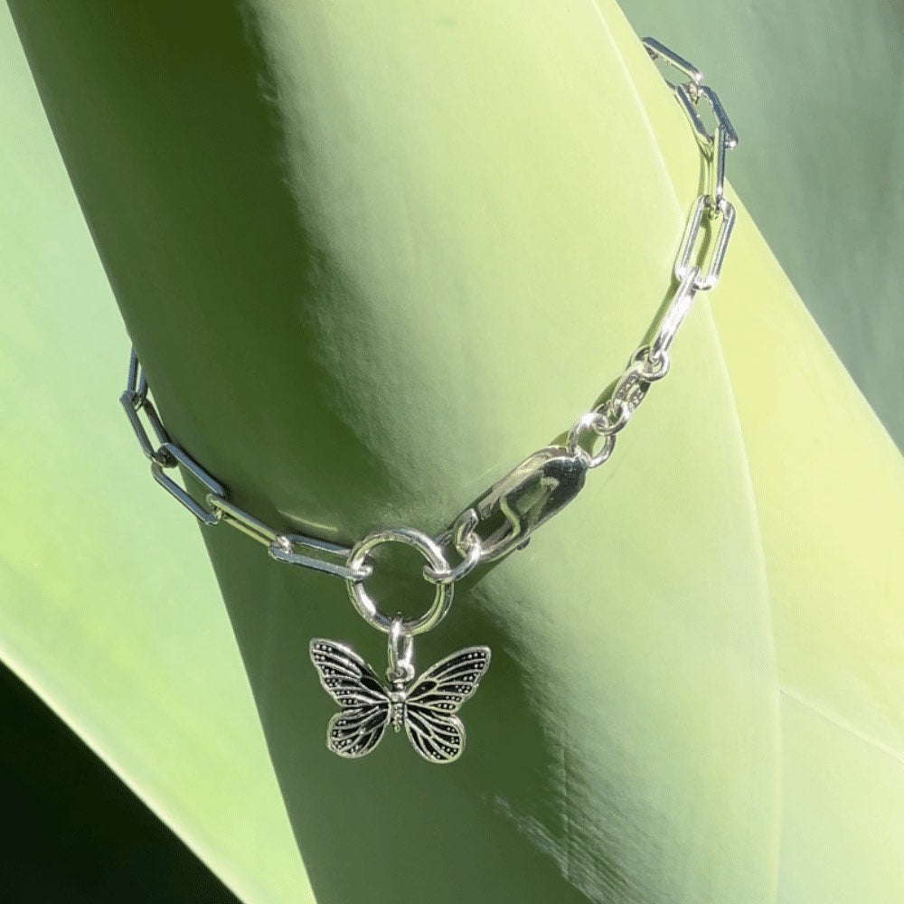 This piece of jewellery is a perfect accessory for both men and women, embodying the ultimate combination of class and sophistication. Made with high-quality sterling silver, this bracelet is designed to stand the test of time. Finished with a secure lobster clasp, this bracelet will stay safely on your wrist all day.
