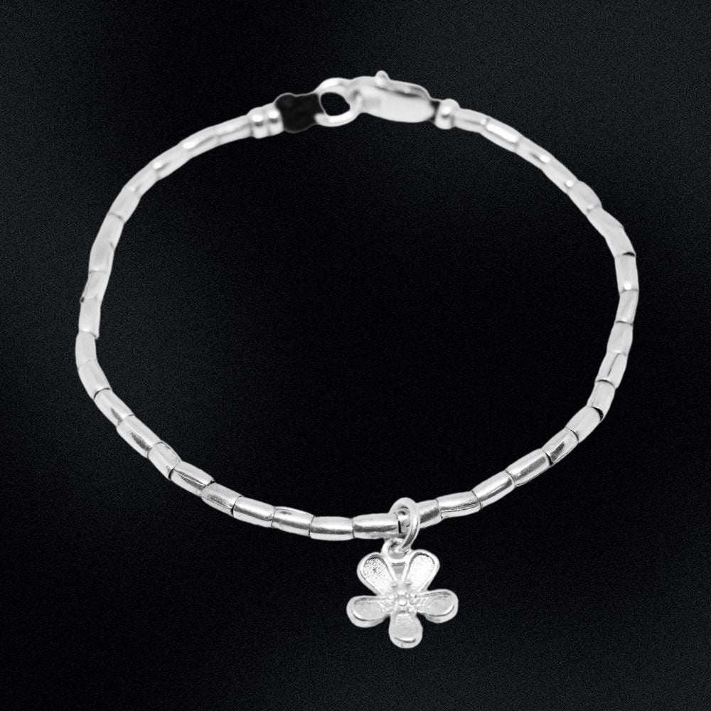 Are you looking for the perfect piece of jewellery to add to your collection? Look no further than our customisable bracelet with Hill Tribe silver beads! Each bracelet features stunning Hill Tribe silver beads, expertly crafted by the skilled artisans of Northern Thailand. But the real beauty of this bracelet lies in its ability to be personalised to your taste.