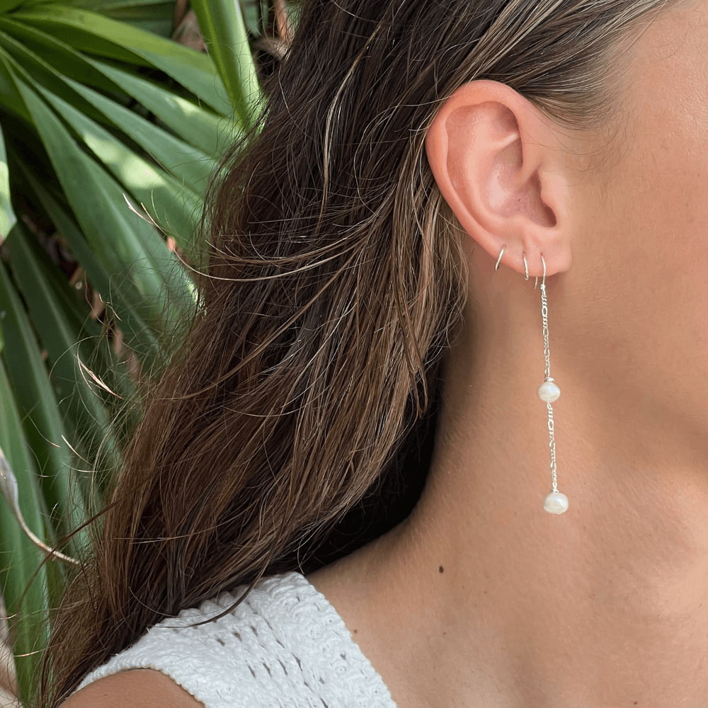 Be the showstopper with these stunning silver Figaro chain earrings! Elegantly featuring a double pearl dangle, these earrings are sure to add some chic sass to any look. Perfect for adding a bit of glam to an outfit, you'll be channeling your inner goddess in no time.