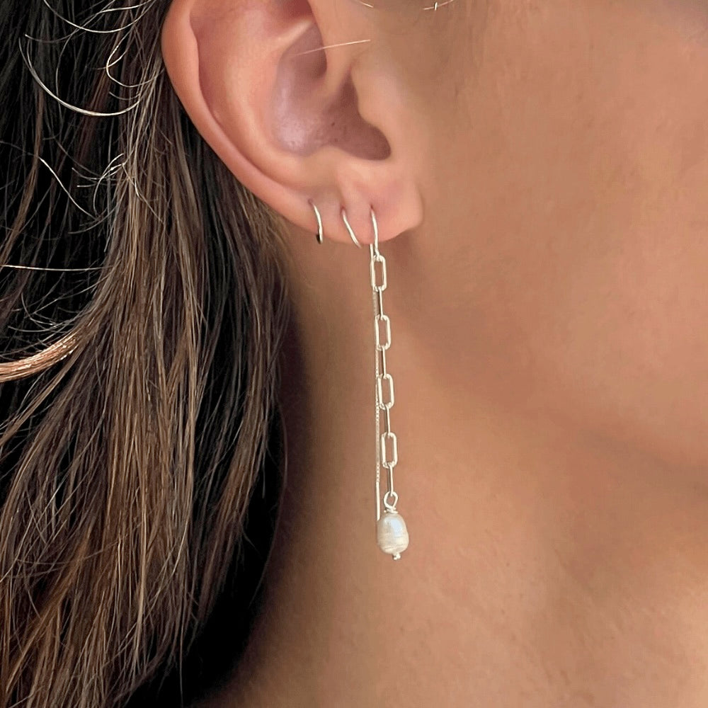Add a little extra something to any outfit with these fun Paperclip Chain & Pearl Threader Earrings! The unique combination of materials helps create statement pieces that'll have everyone doing double takes. Perfect for any occasion and guaranteed to give your look an edgy twist. Check them out and unlock your potential fashionista status! Pearl-fection.
