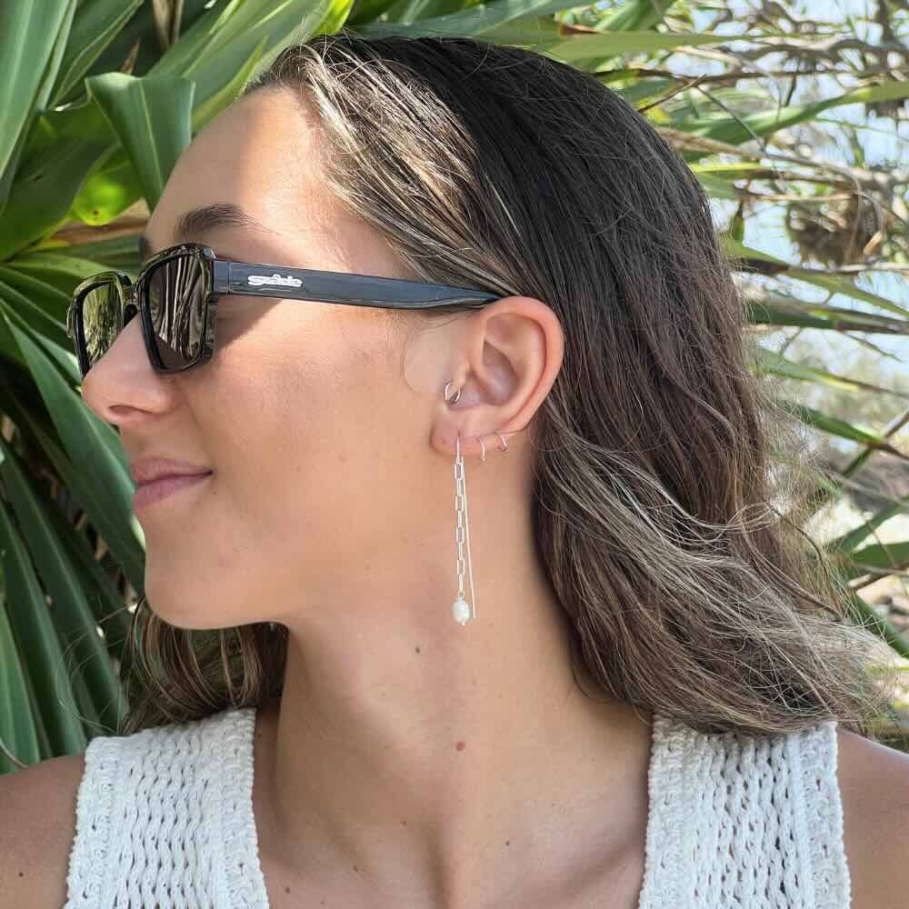 Add a little extra something to any outfit with these fun Paperclip Chain & Pearl Threader Earrings! The unique combination of materials helps create statement pieces that'll have everyone doing double takes. Perfect for any occasion and guaranteed to give your look an edgy twist. Check them out and unlock your potential fashionista status! Pearl-fection.